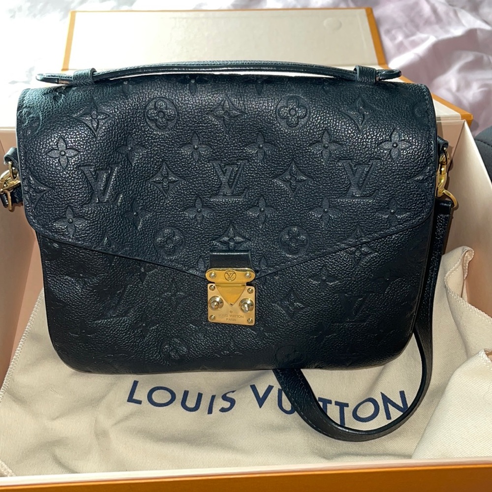 Luis Vuitton pochette metis black AUTHENTIC